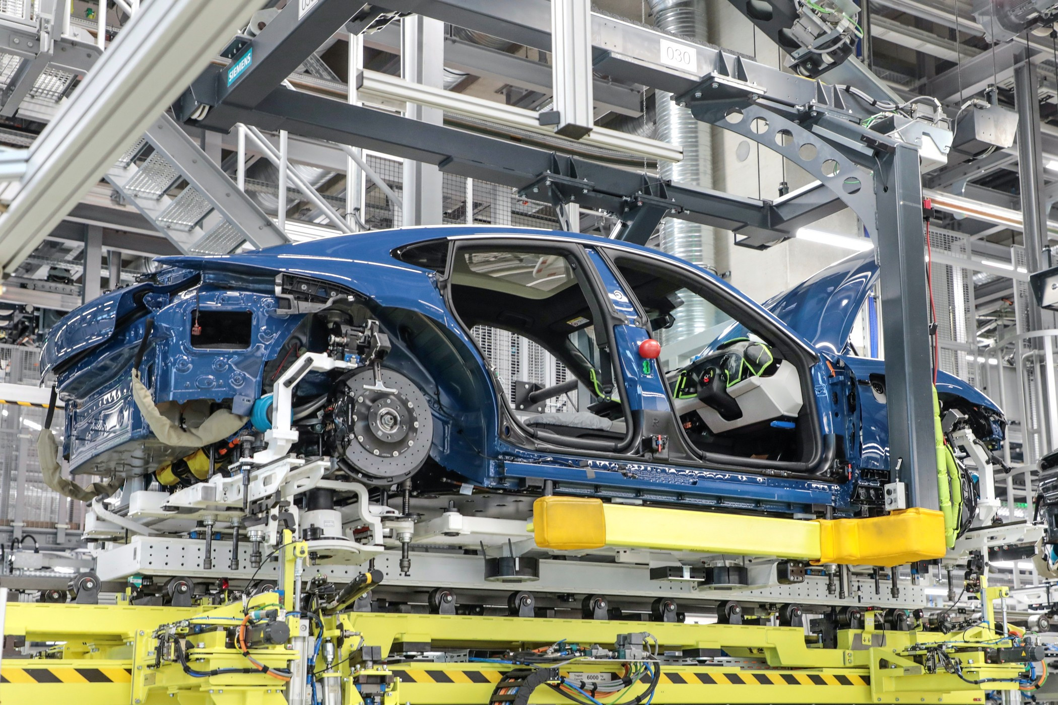 Porsche останавливает производство Taycan из-за падения спроса