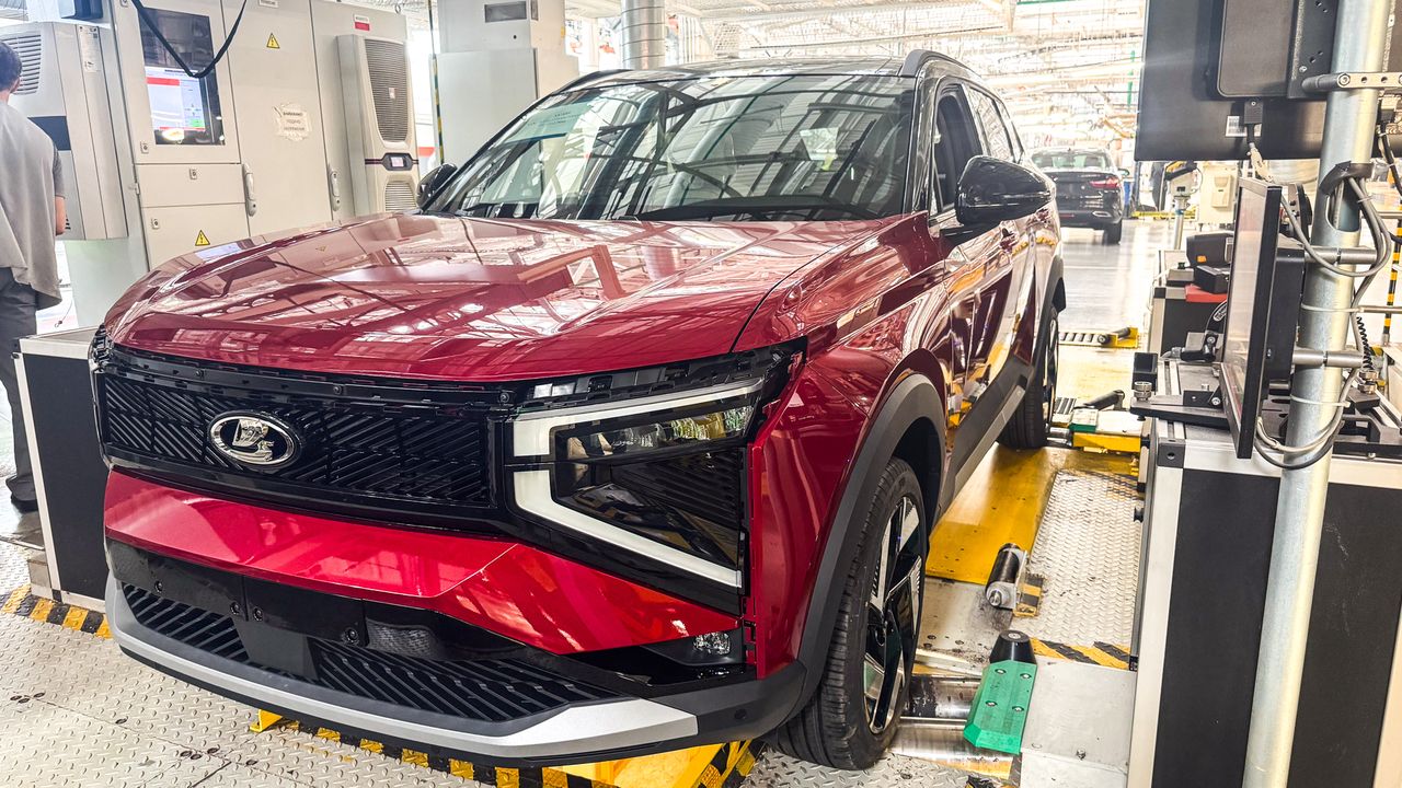 LADA Azimut в цвете «Фламенко»