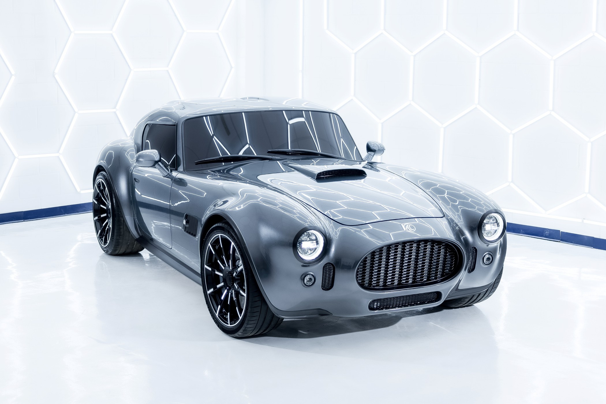 AC Cobra GT Coupe: серийная версия с карбоновым кузовом и двигателем V8