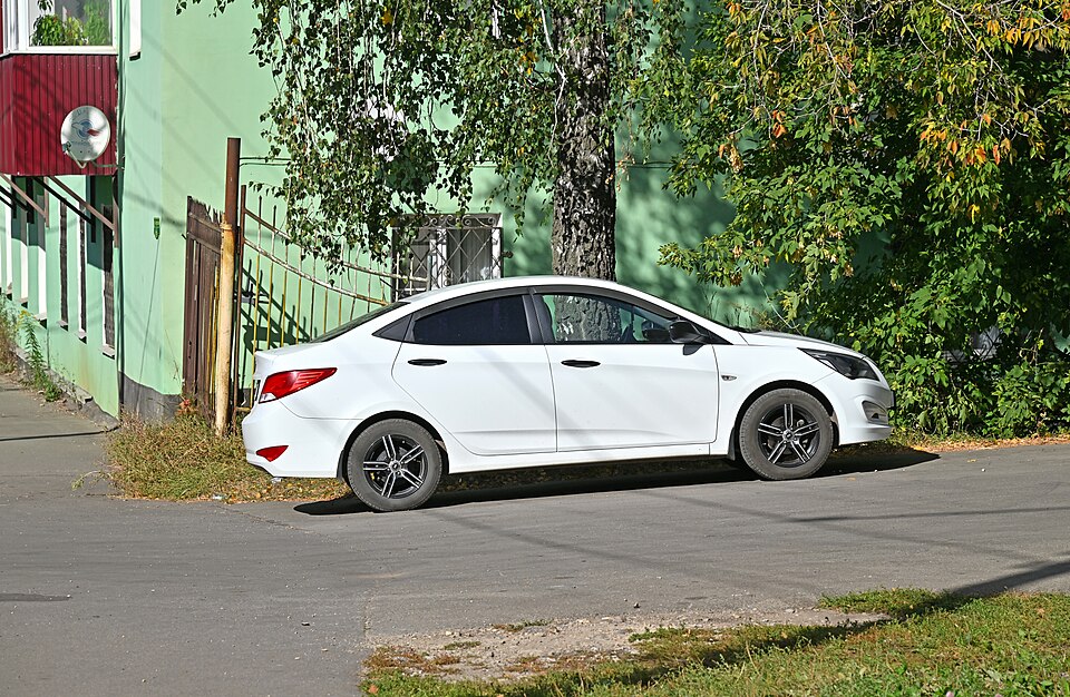 Подержанный Hyundai Solaris на улице российского города